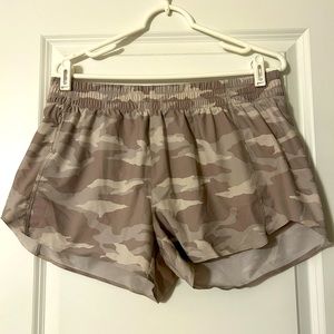 ATHLETA - Hustle 3” shorts in light grey camouflage size large.